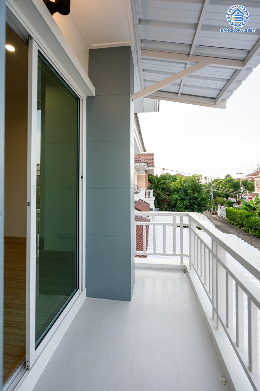 บ้านมือสองตกแต่งใหม่ ม.สิริกานต์3 บางใหญ่-กาญจนาฯ หลังมุม เนื้อที่ 56.8 ตร.ว. ฟังก์ชัน 3 นอน 3 น้ำ จอดรถได้ 2 คัน พื้นที่ใช้สอยกว้างขวาง พร้อมเดินทางสะดวกสบาย ใกล้รถไฟฟ้า "สถานีคลองบางไผ่" และจุดขึ้นทางด่วน "ศรีรัช"